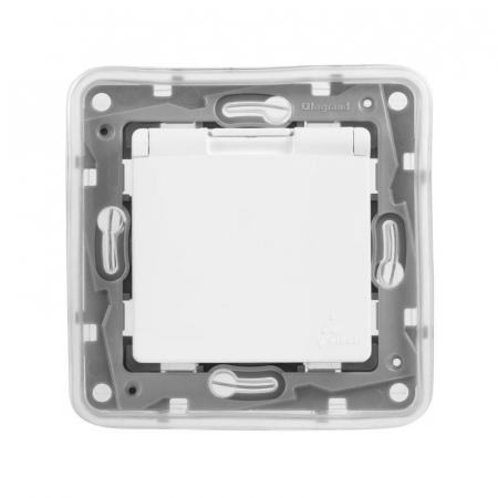 672232 Розетка 1-м СП Etika 16А IP44 250В 2P+E с заземл. защ. шторки с крышкой немецк. стандарт безвинтов. клеммы механизм бел. Leg 